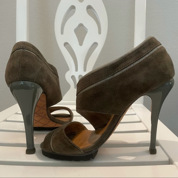 L.A.M.B high Heels grey Leather Size 7.5 on shoe but was too big. - Picture 2 of 7